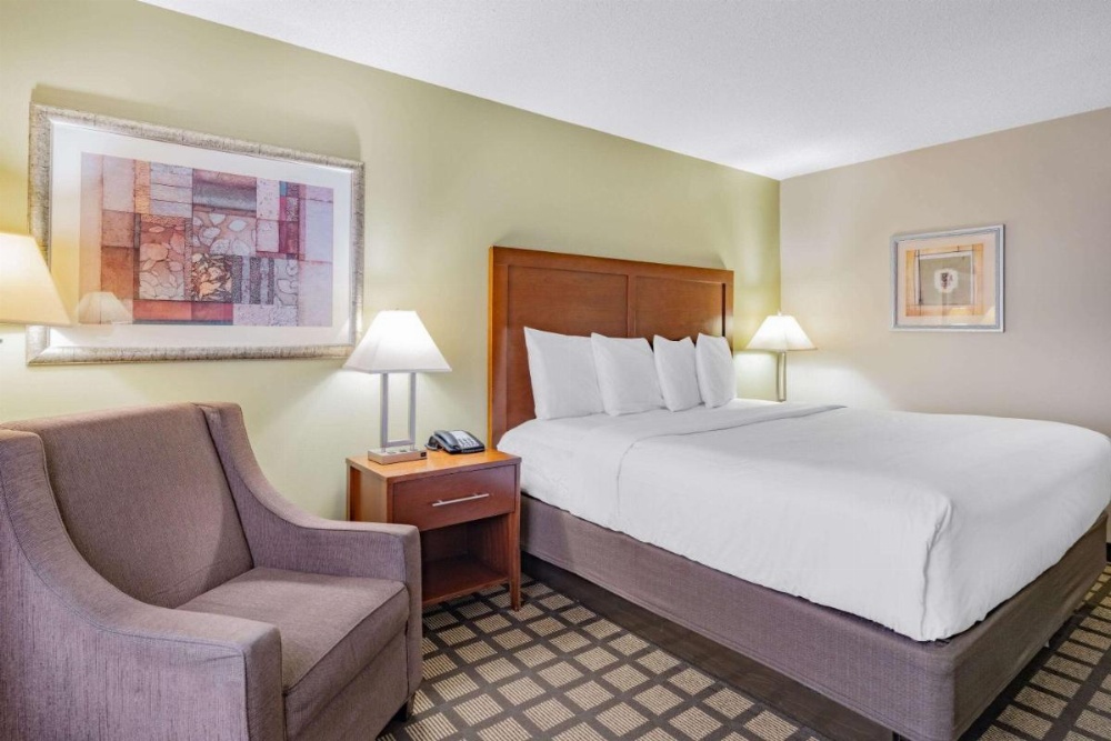 Baymont by Wyndham Gurnee Image 25