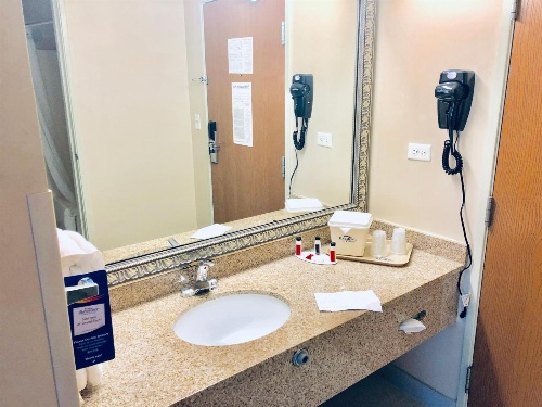 Baymont by Wyndham Gurnee image 3