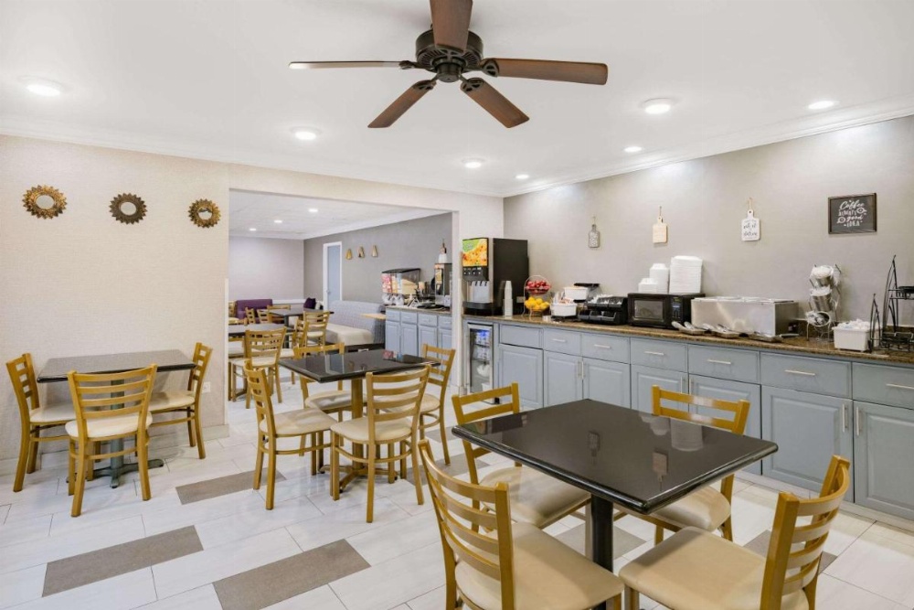 Baymont by Wyndham Gurnee Image 43