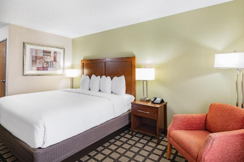 Baymont by Wyndham Gurnee image 7