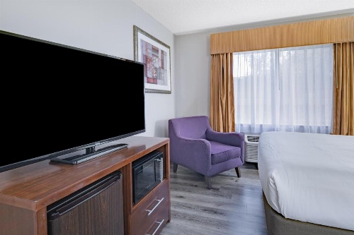 Baymont by Wyndham Gurnee image 8